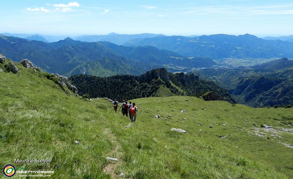 30 Si scende verso il Colle della Presolana.JPG